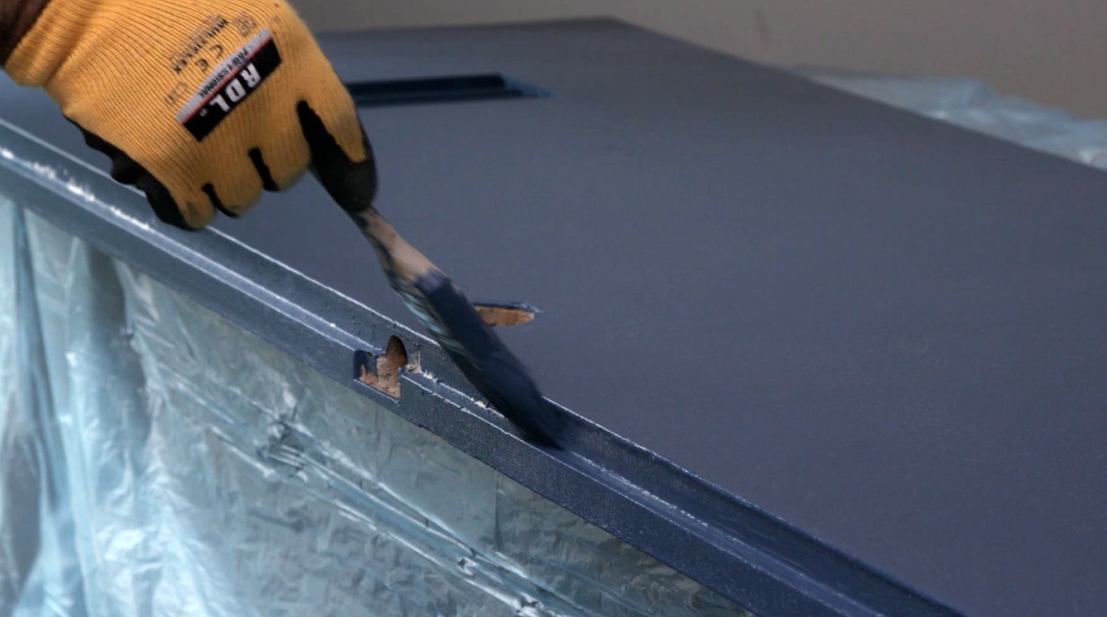 Pintado de las puertas del clóset empotrado con esmalte al agua