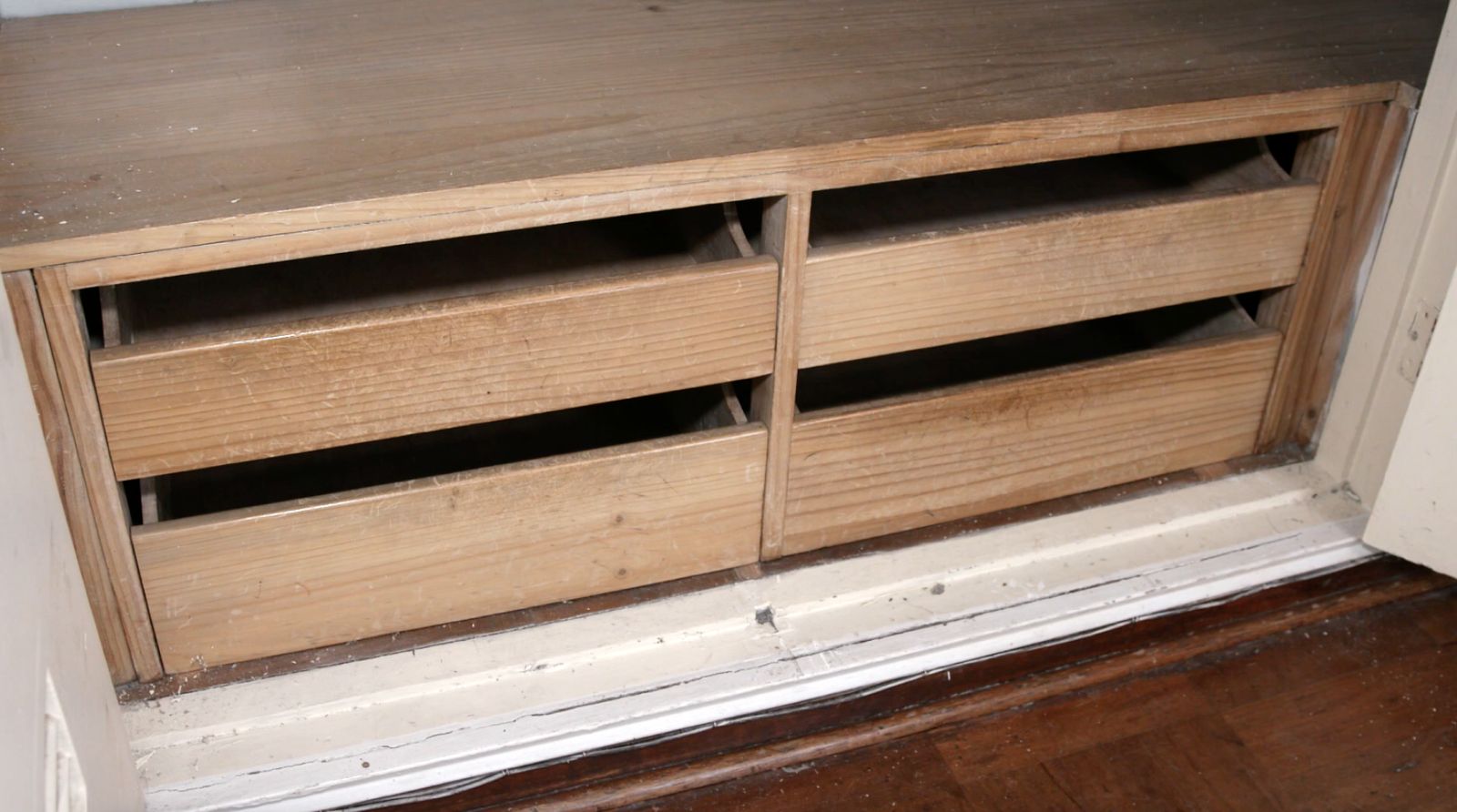Cajonera del clóset empotrado