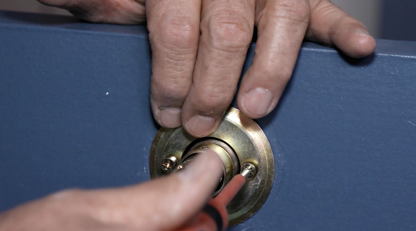 Instalación de cerraduras en puertas