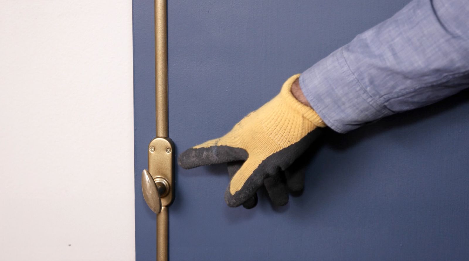 Españoleta pintada e instalada en puerta del clóset empotrado