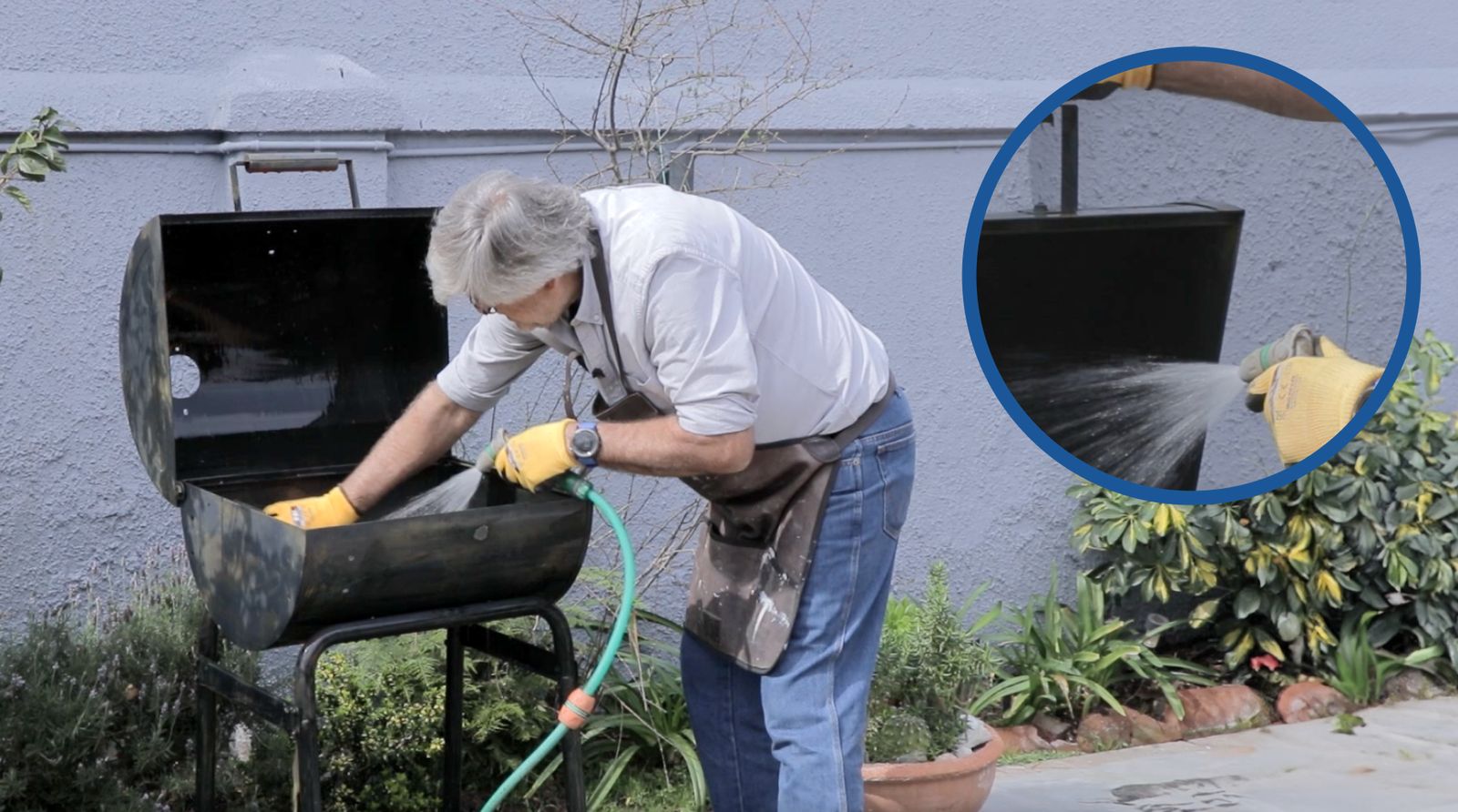 Limpieza de la parrilla a carbón con agua y manguera