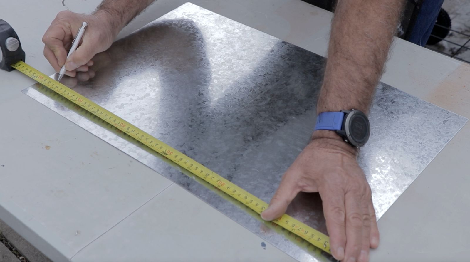 Marcado de las medidas de la base en la plancha de acero galvanizado