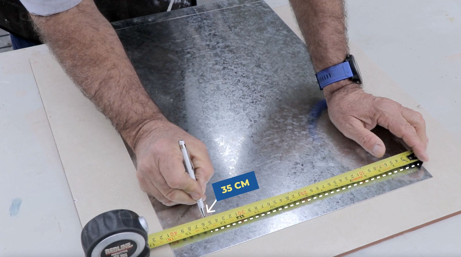 Trazado con lápiz de metal en plancha de acero galvanizado