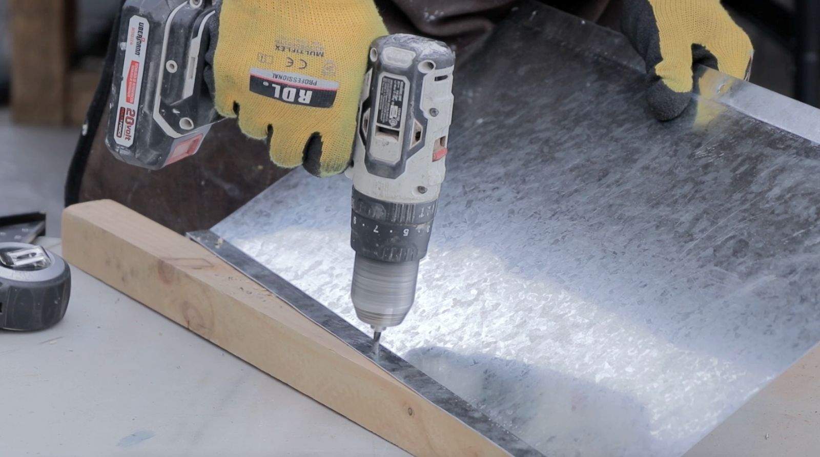 Perforación en aleta de la plancha de acero galvanizado