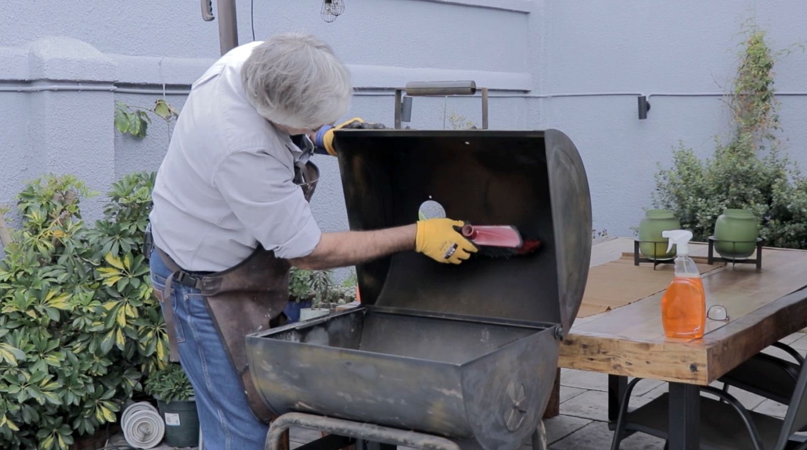 Limpieza de la parrilla a carbón para renovación