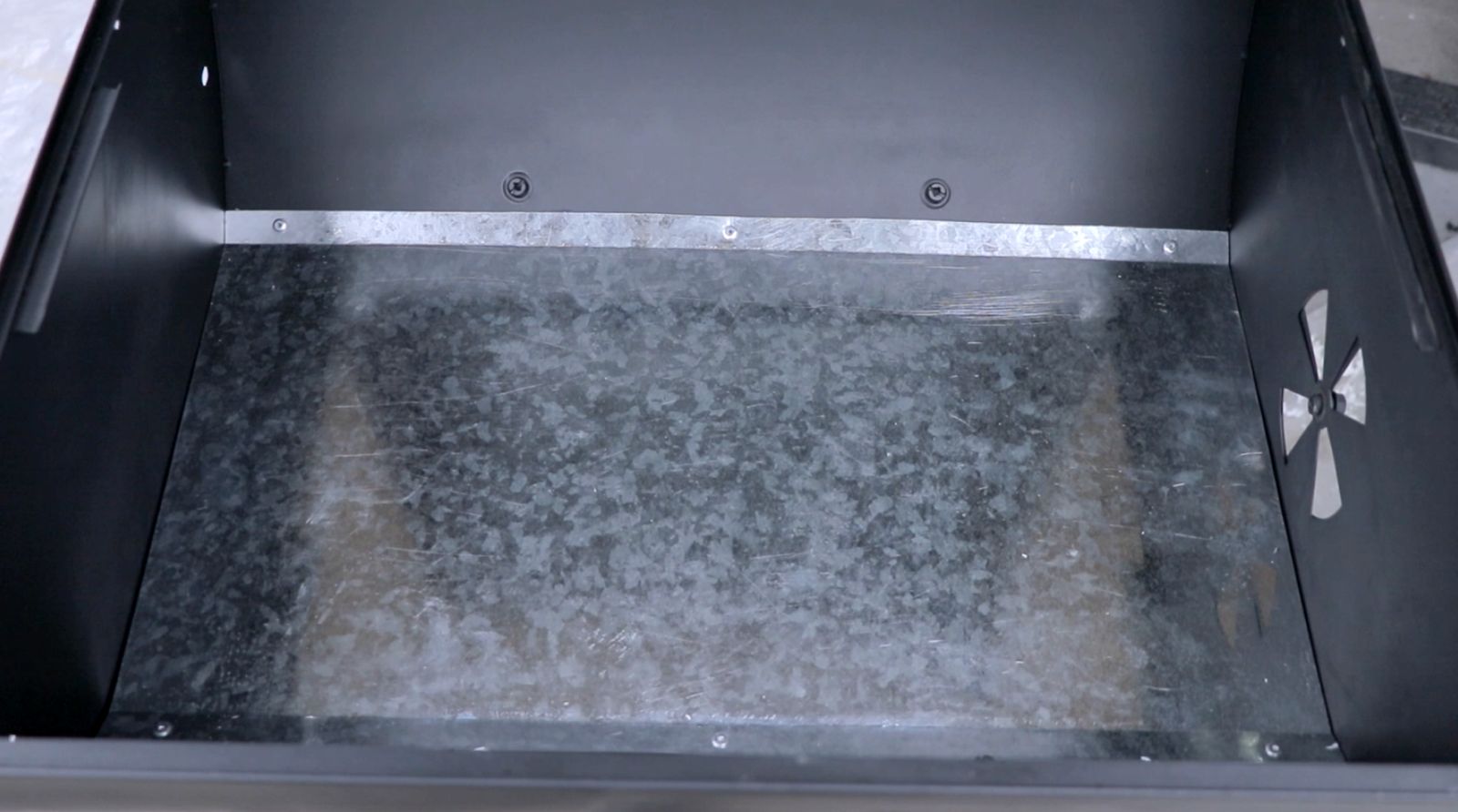 Plancha de acero galvanizado instalada en parrilla a carbón