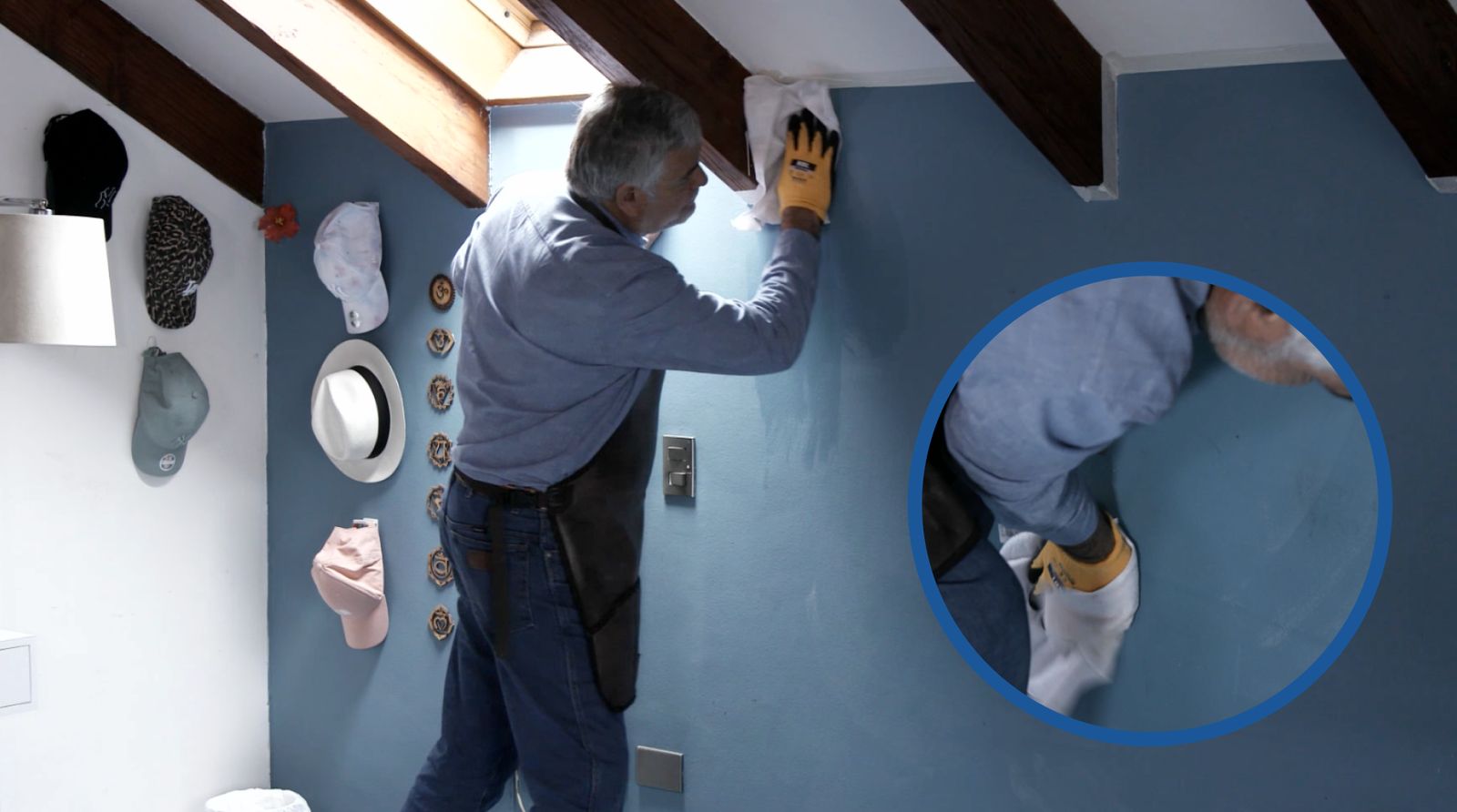 Una persona limpiando la pared del mural con un paño de microfibra húmedo