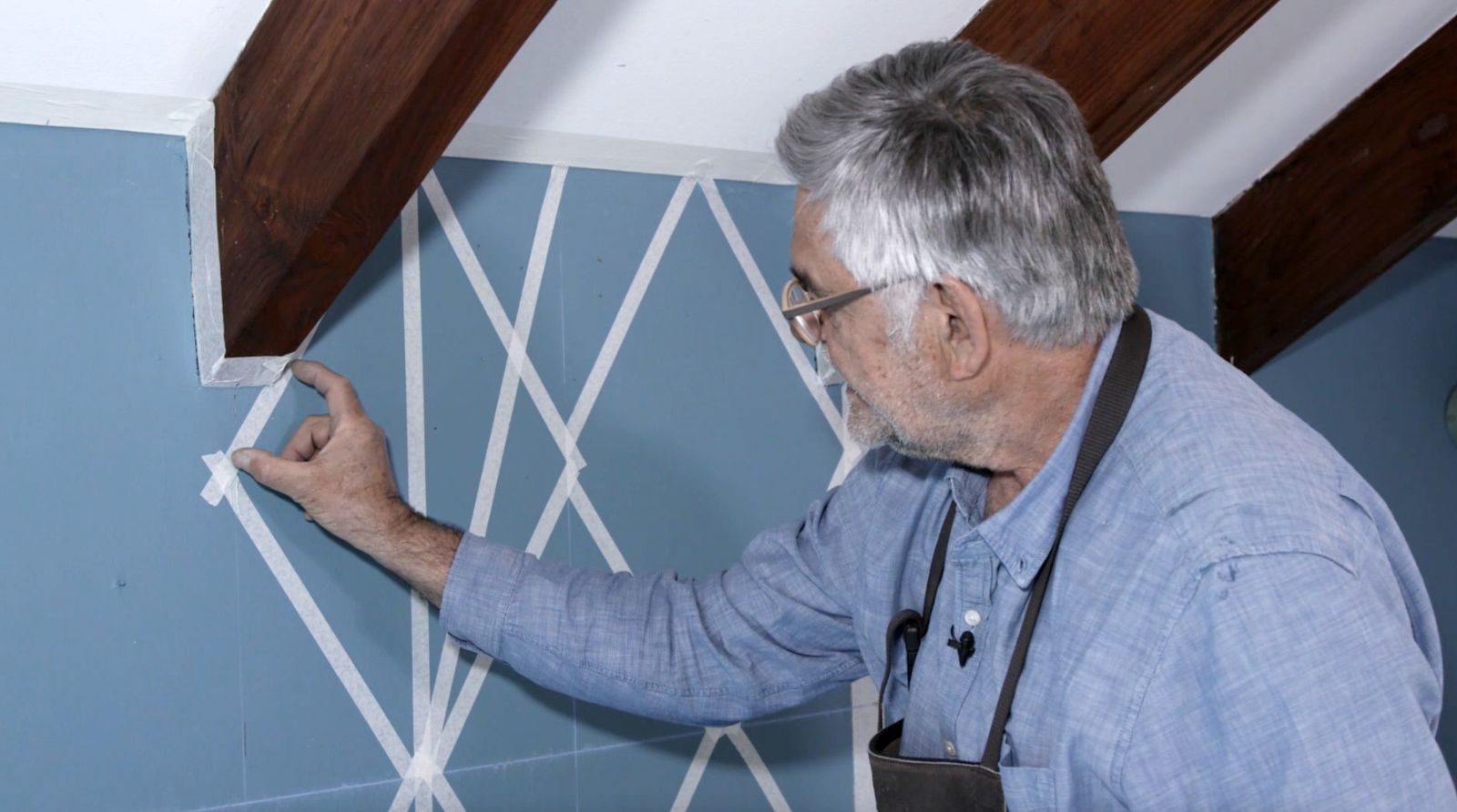 Una persona indica con la mano una sección del rombo
