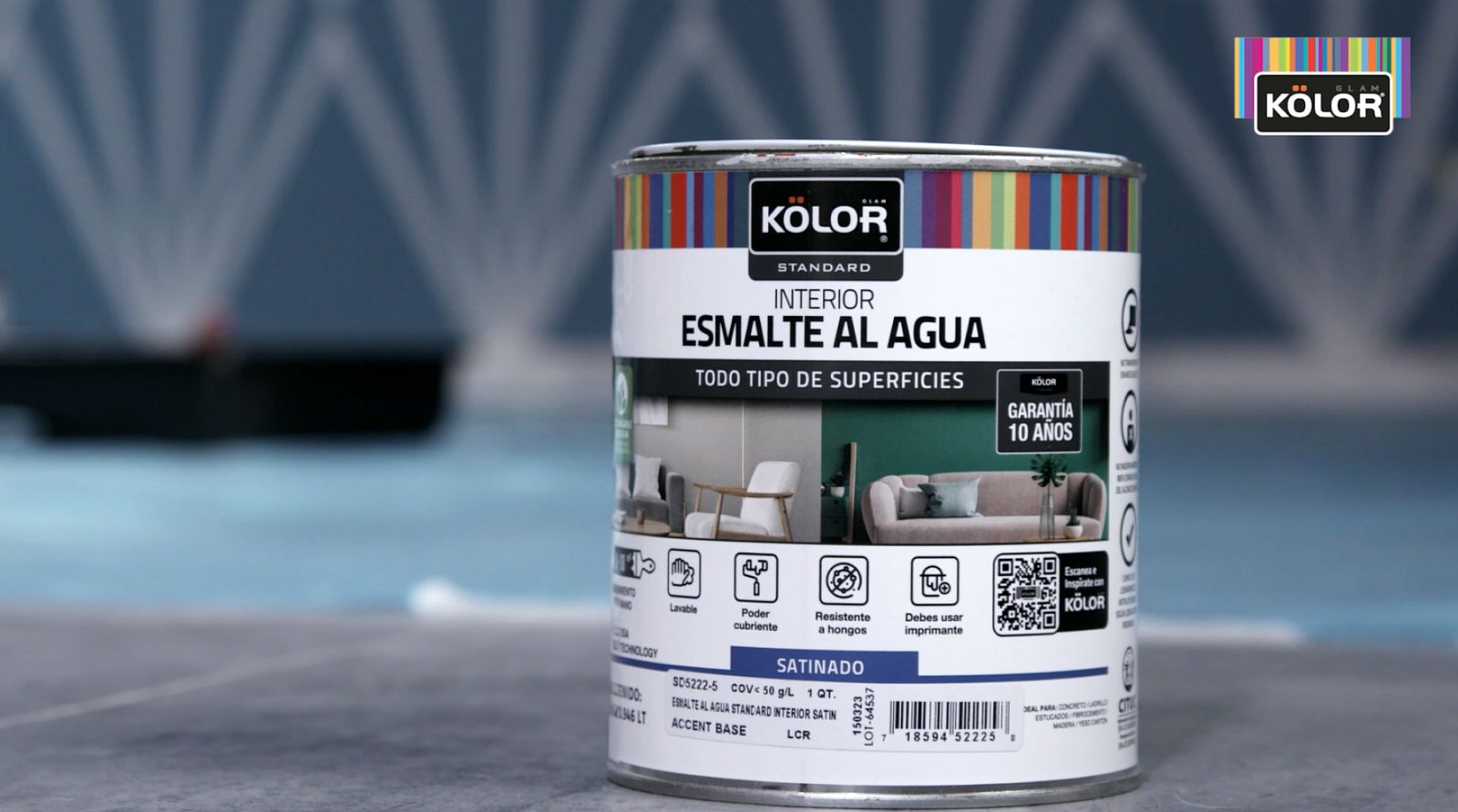 Se ve un tarro de esmalte al agua para interior Kölor, para todo tipo de superficies