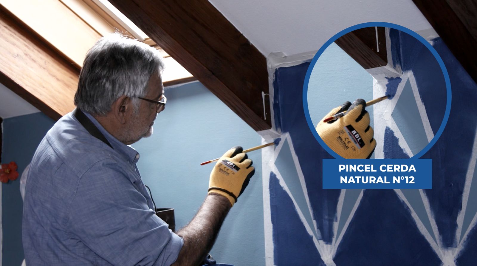 Una persona pinta detalles del mural con esmalte al agua Kölor y un pincel cerda natural n°12
