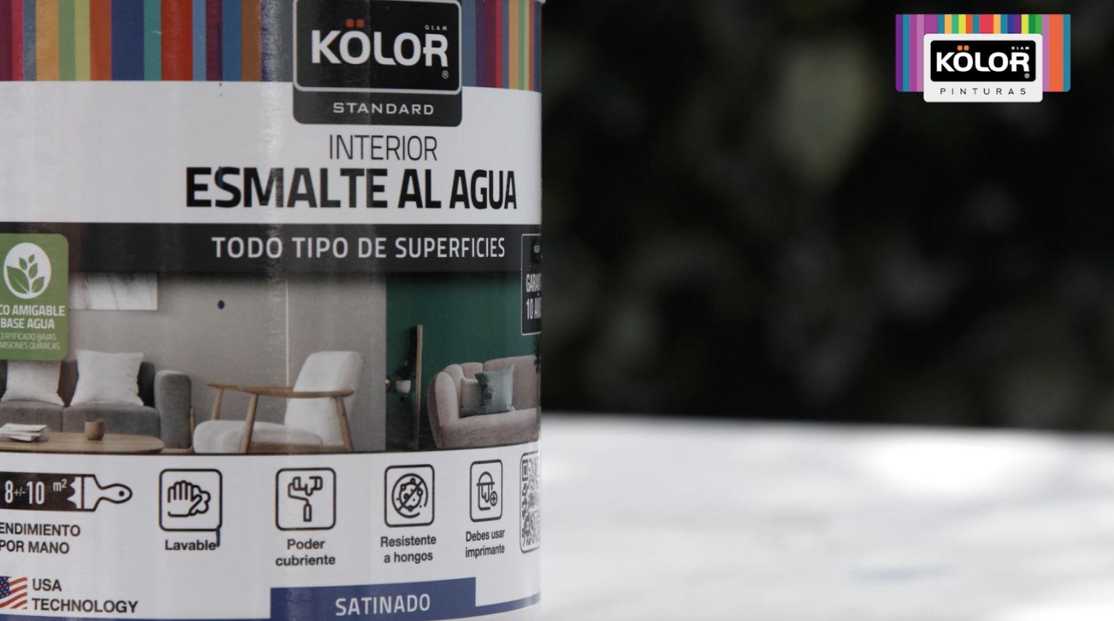 Se ve el tarro de esmalte al agua marca Kölor para todo tipo de superficies
