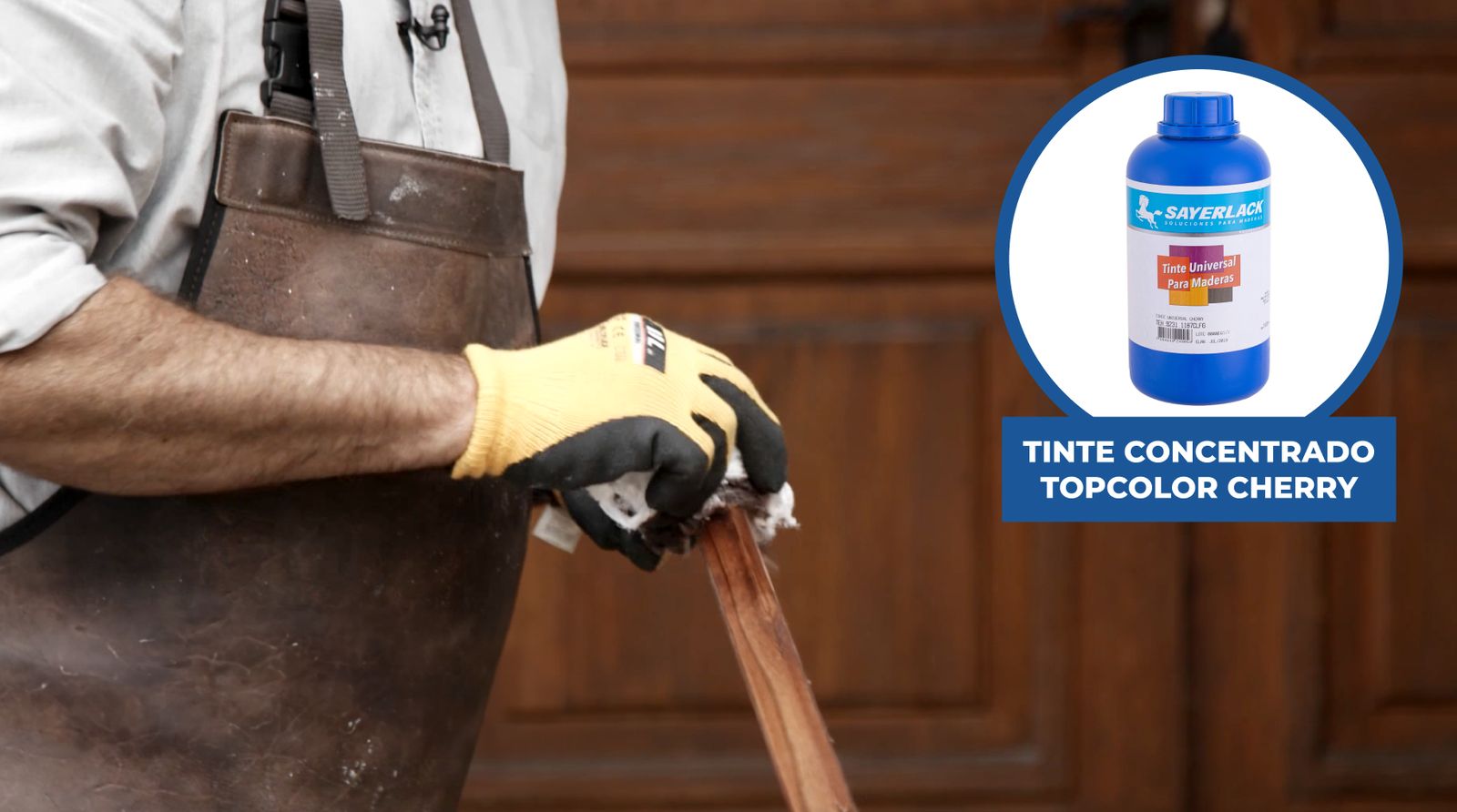 Una persona pinta el junquillo de madera con tinte concentrado topcolor cherry