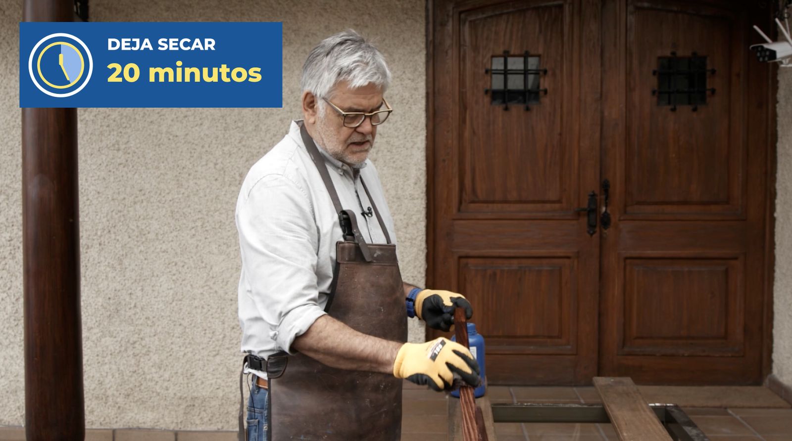 Una persona pinta el junquillo de madera con tinte concentrado topcolor cherry