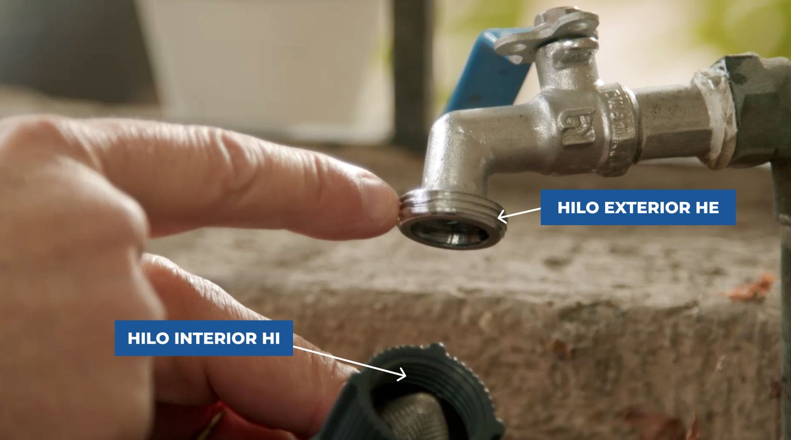 Persona mostrando hilo exterior de la canilla de agua e hilo interior del programador