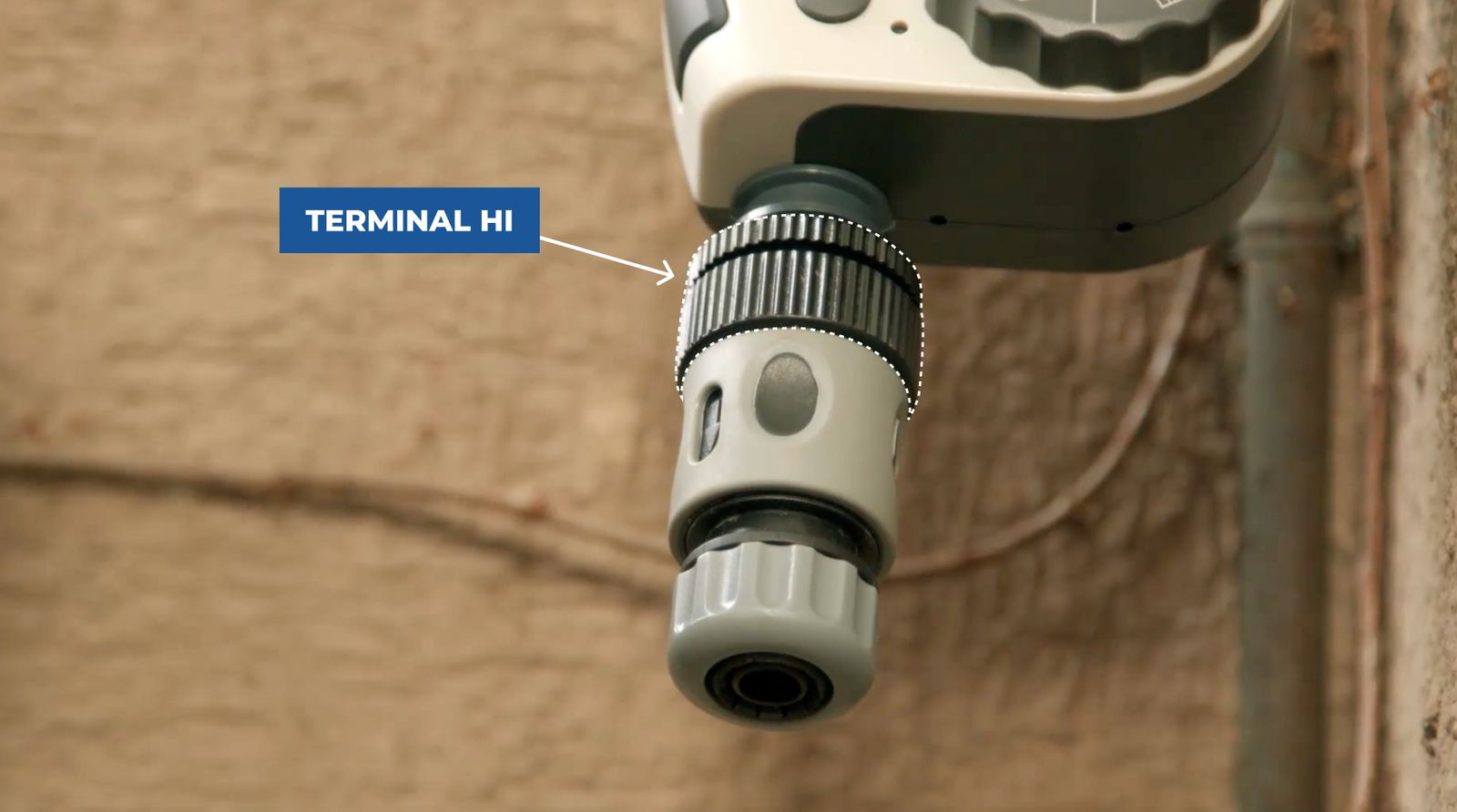 Se ve programador con terminal con hilo interior y una unión rápida para manguera
