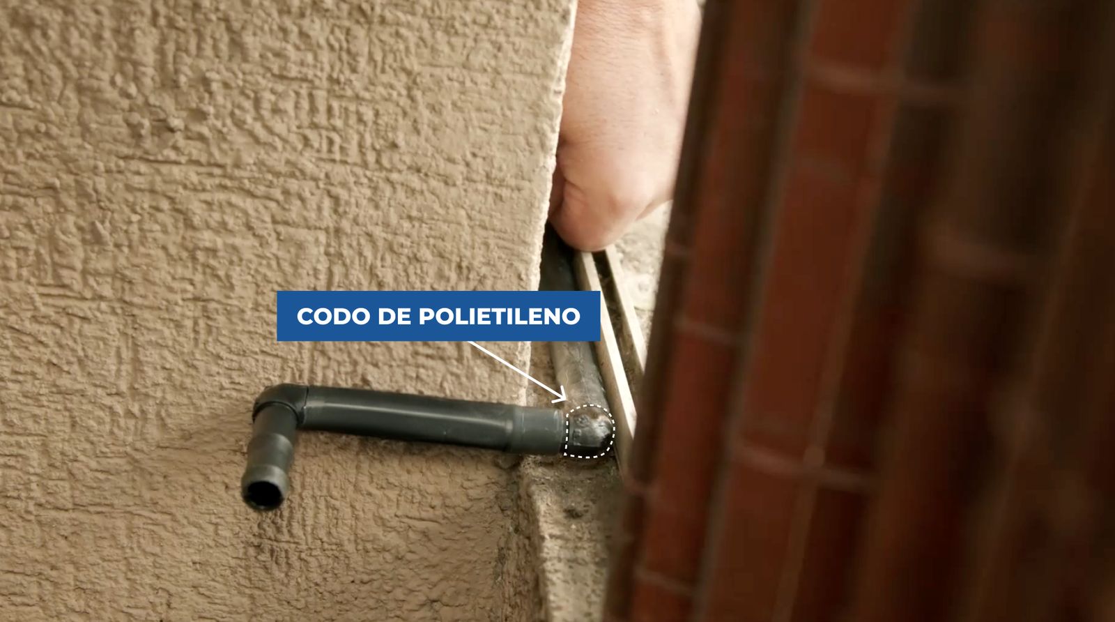 Se ve el codo de polietileno unido a las tuberías