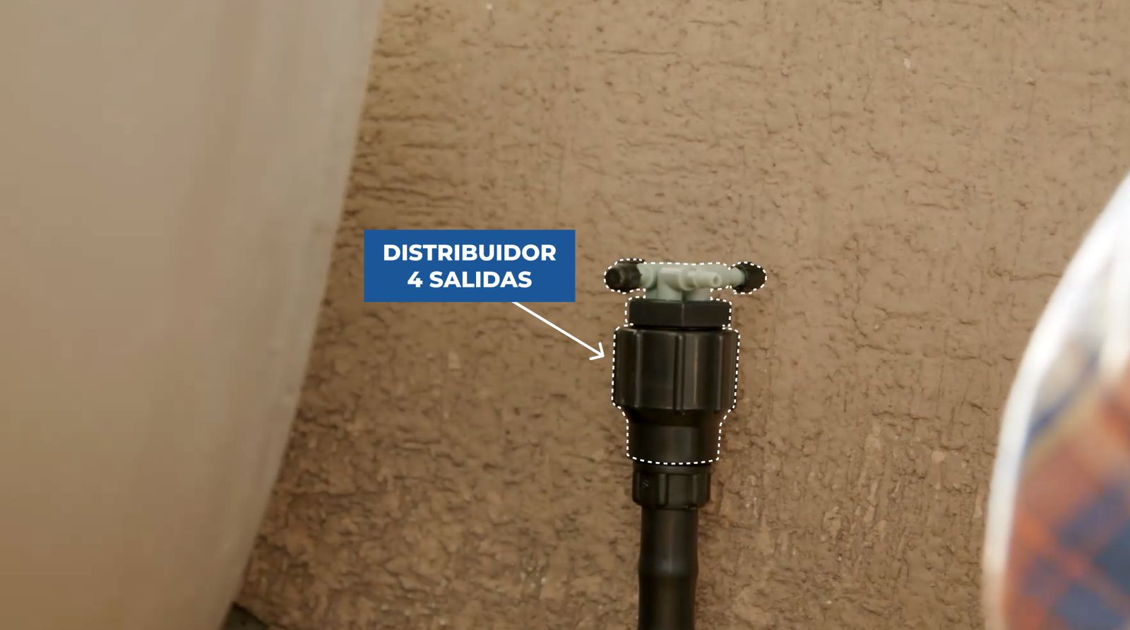 Se ve el distribuidor de microtubos con 4 salidas