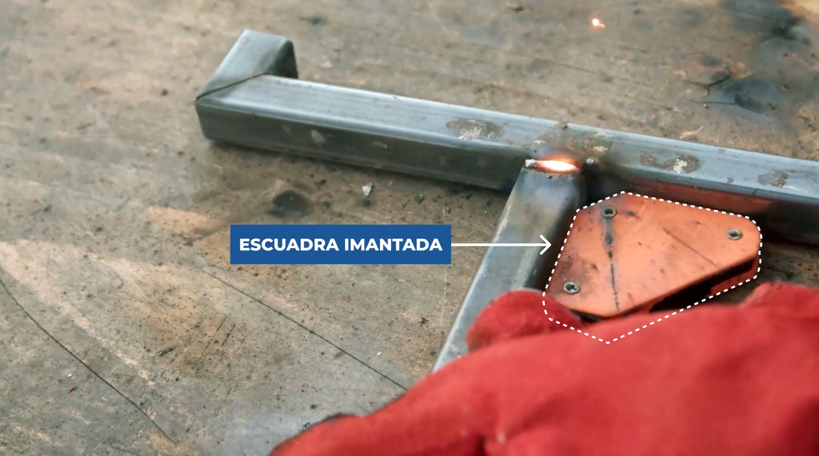Persona soldando la pata de la parrilla usando una escuadra imantada