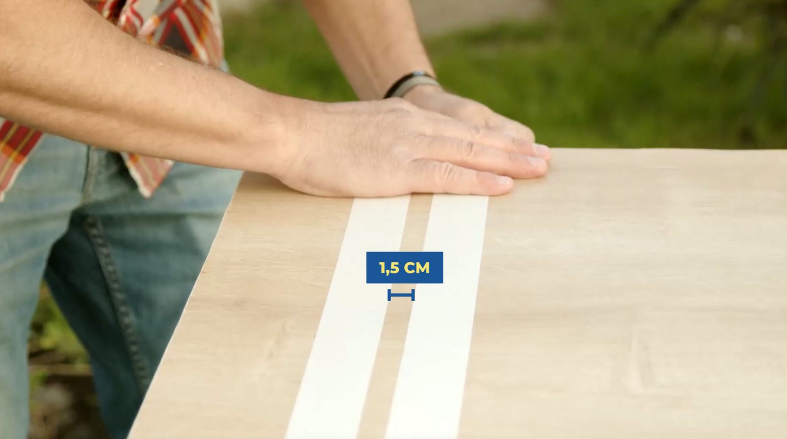 Se ven 2 tiras de cinta de enmascarar separadas por 1,5 cm