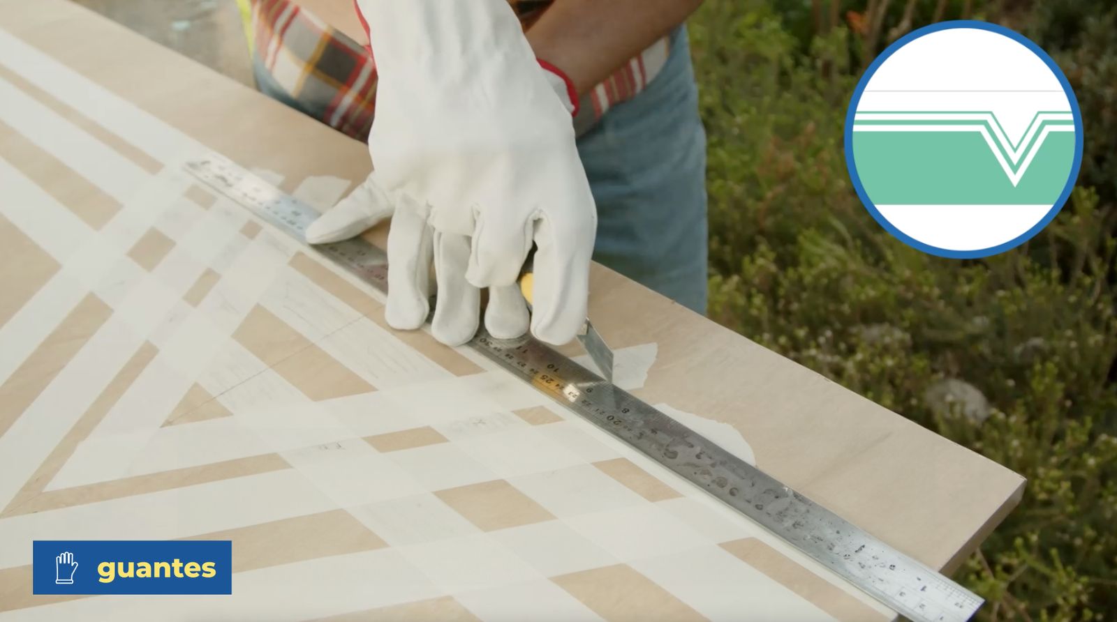 Una persona corta con cuchillo cartonero los excedentes del patrón para pintar el mueble de melamina