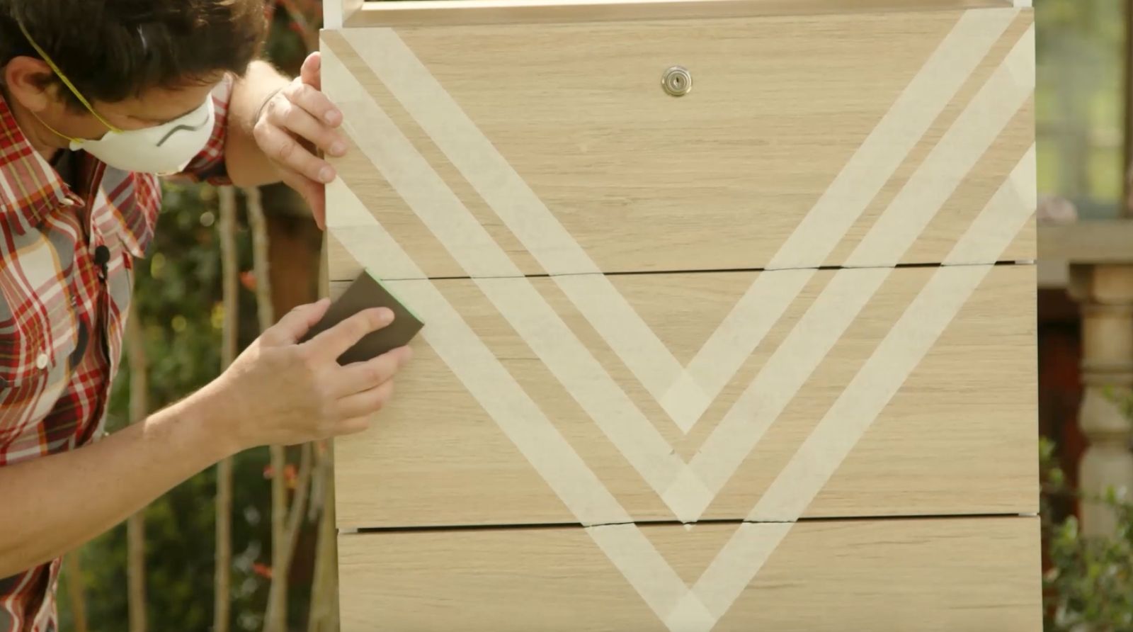 Se ve la persona lijando la cajonera de melamina