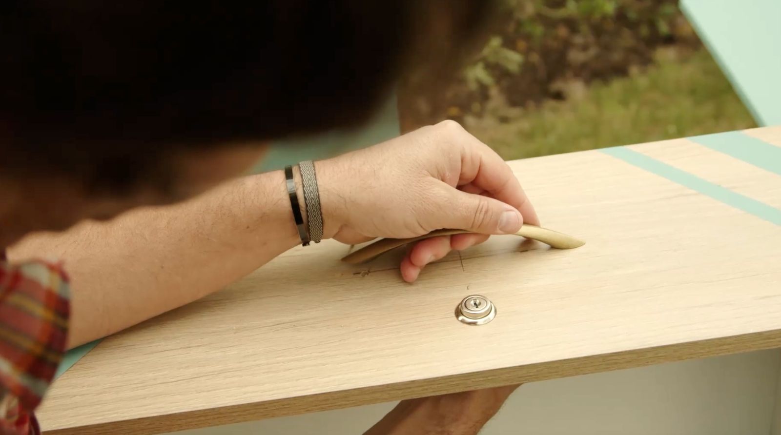 Una persona instala los tiradores nuevos en los cajones del mueble de melamina