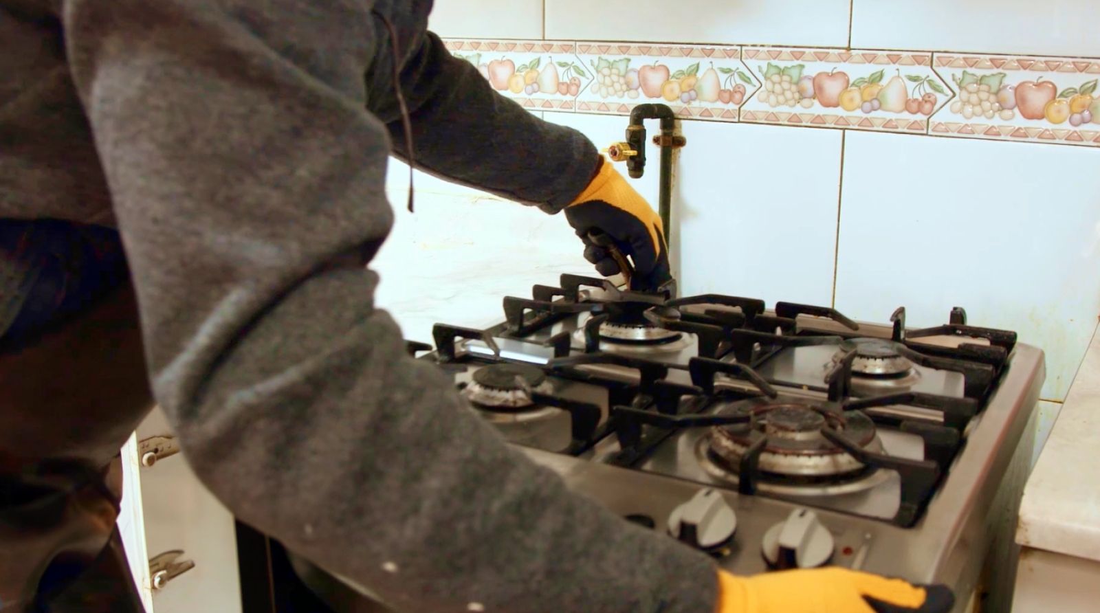 Persona sacando la cocina