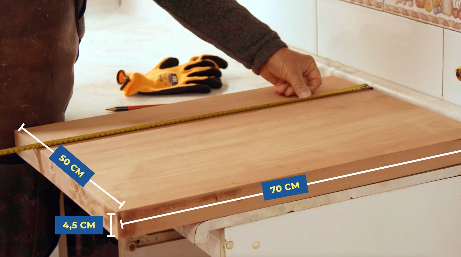 Se muestran las dimensiones de la tabla de madera nativa para reparar mesón