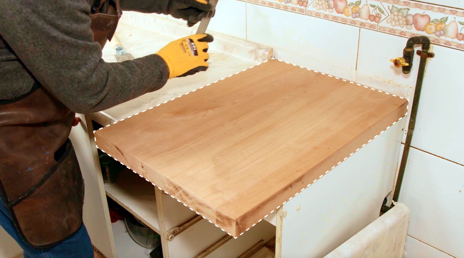 Se presenta la tabla de madera en el lugar del mesón de donde se retiró la parte dañada