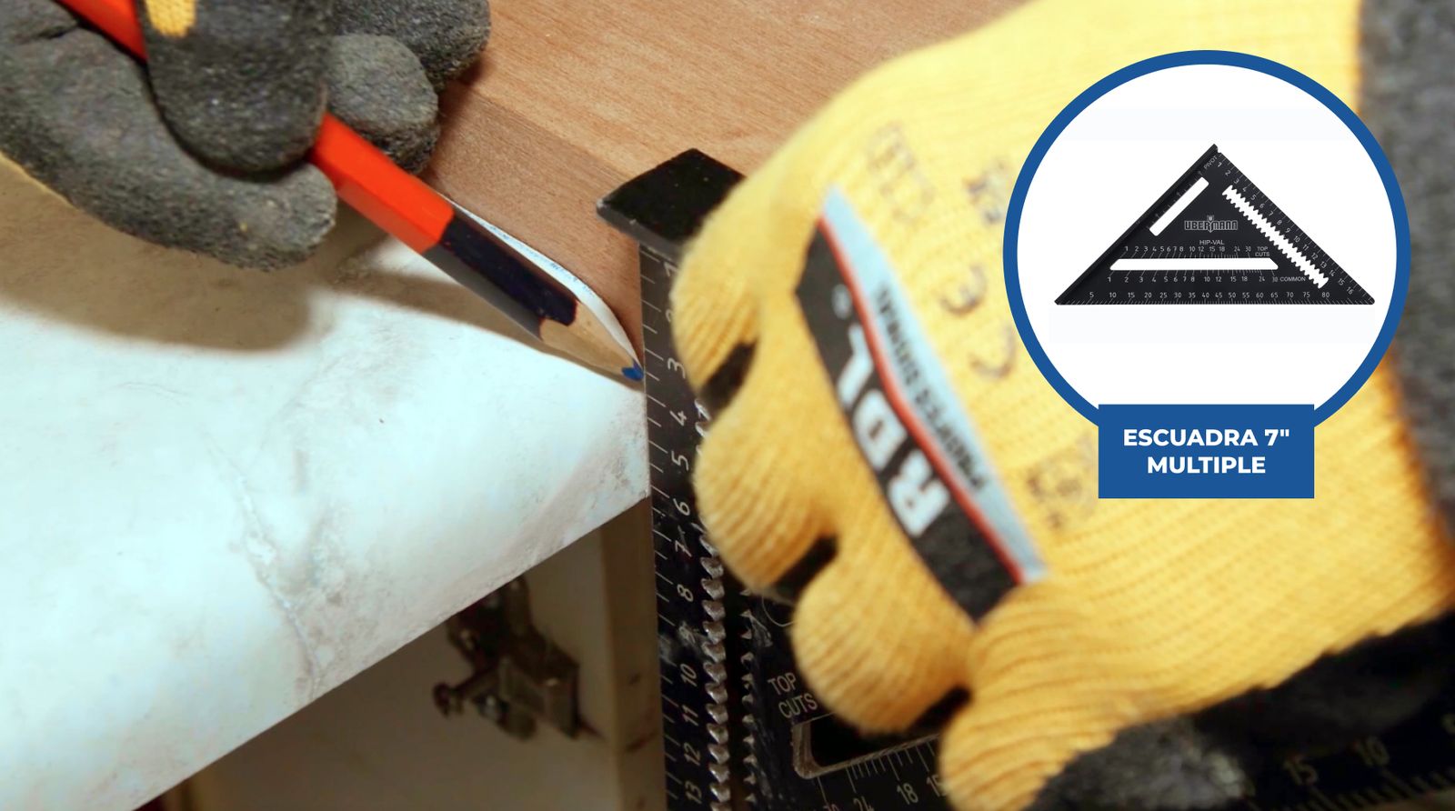 Una persona marca el final del mesón de melamina en la tabla de madera con una escuadra de 7" múltiple