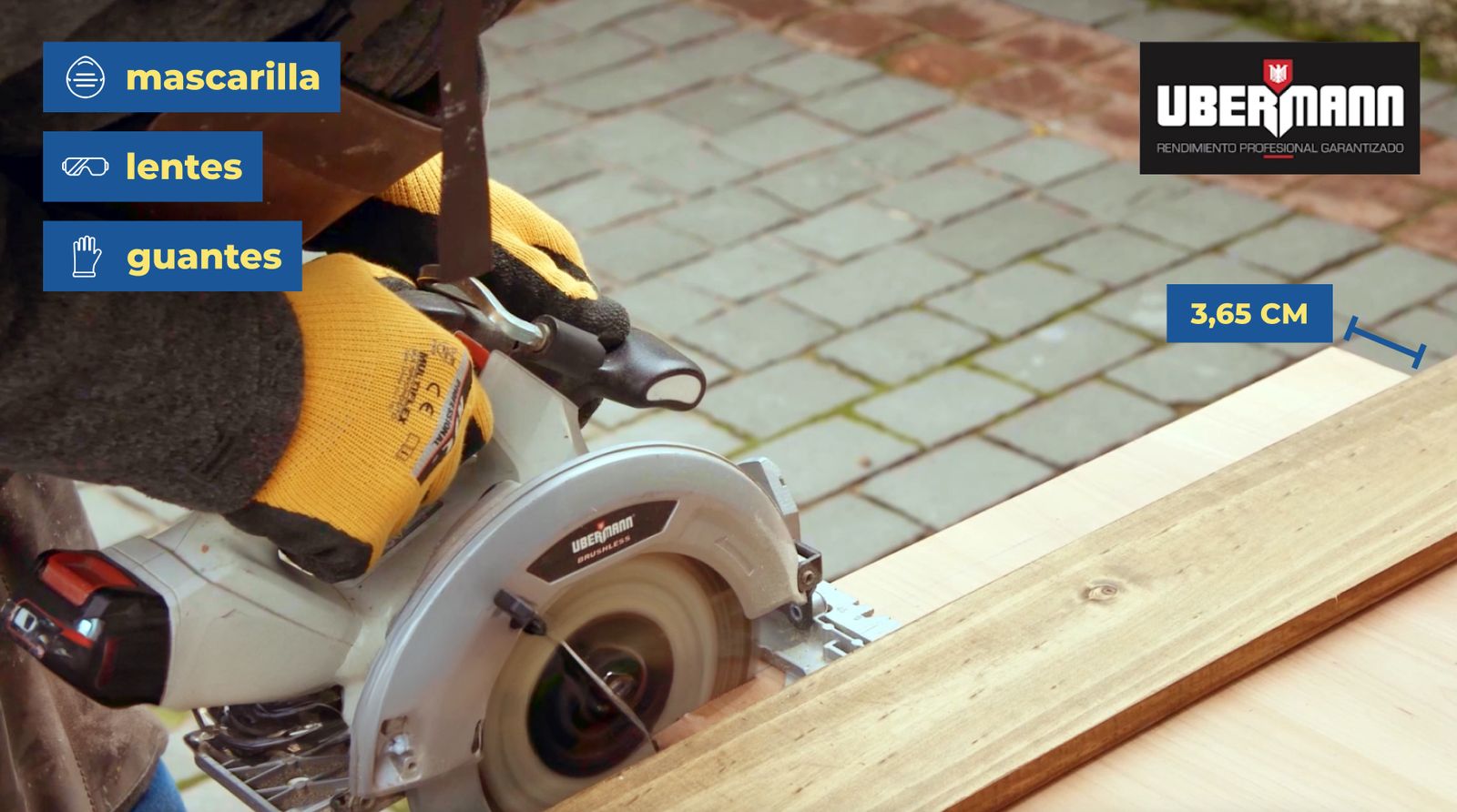 Una persona haciendo el corte de la tabla de madera con la sierra circular