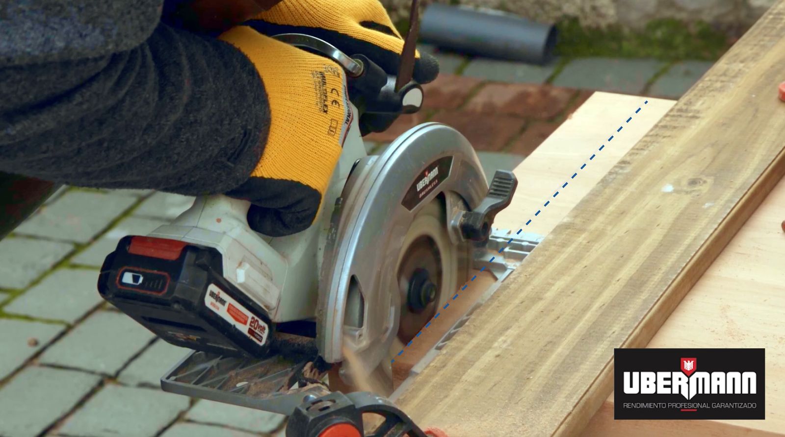 Una persona cortando con una sierra circular la tabla de madera nativa