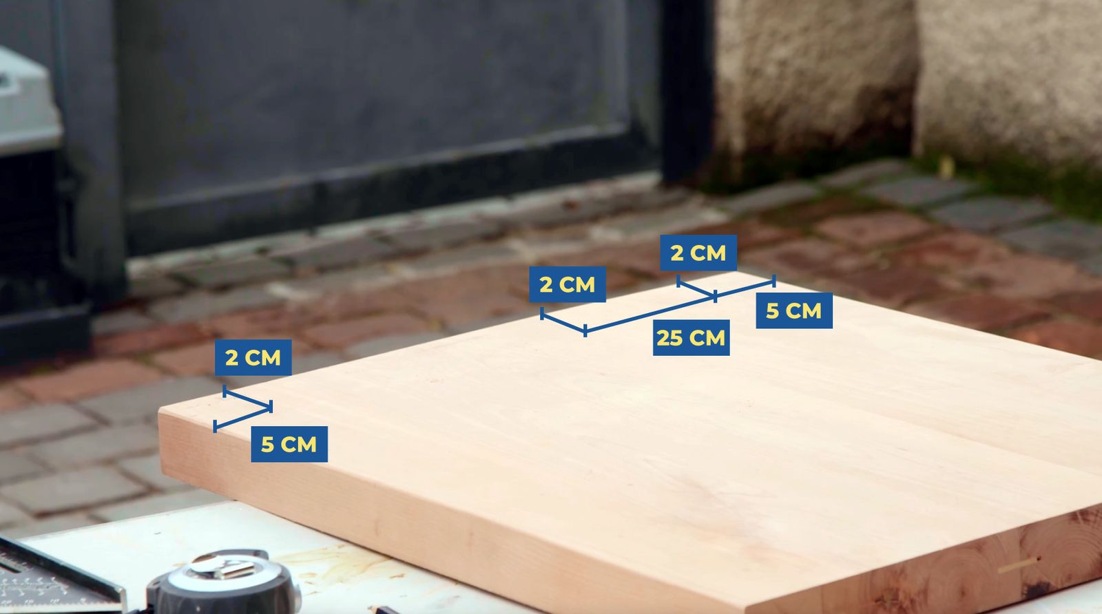 Se muestran las ubicaciones de las perforaciones para fijar el retorno de la tabla de madera