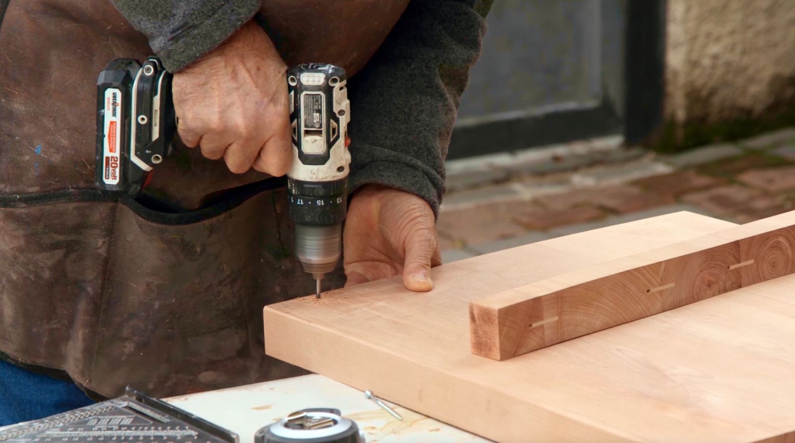 Una persona perfora la tabla de madera para poder fijar el retorno