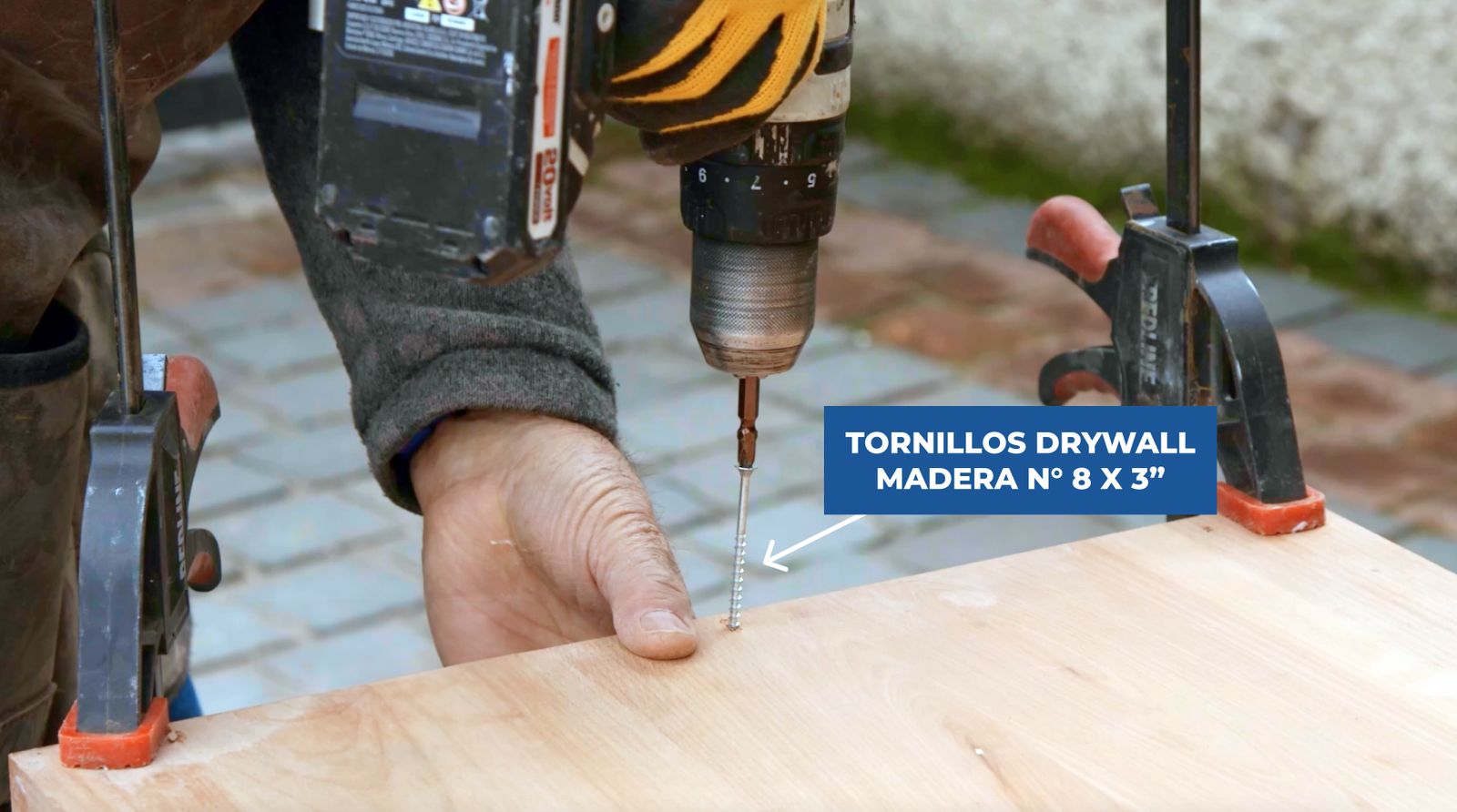 Una persona fija el retorno con tornillos drywall madera n°8