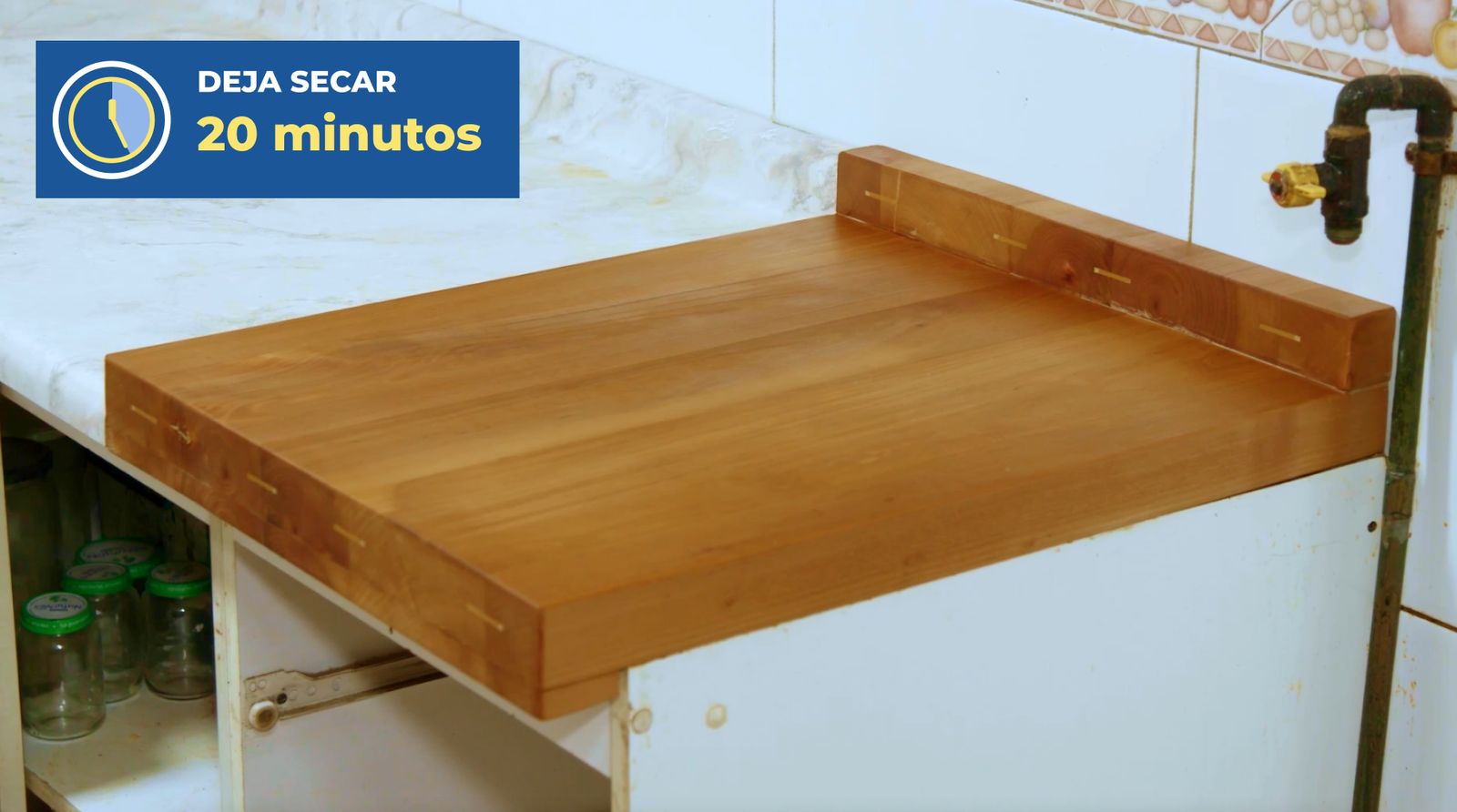 Se ve la tabla de madera curada y se deja secar por 20 minutos