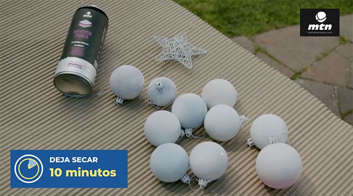 Se ve el primer en spray junto a los adornos pintados, secado de 10 minutos