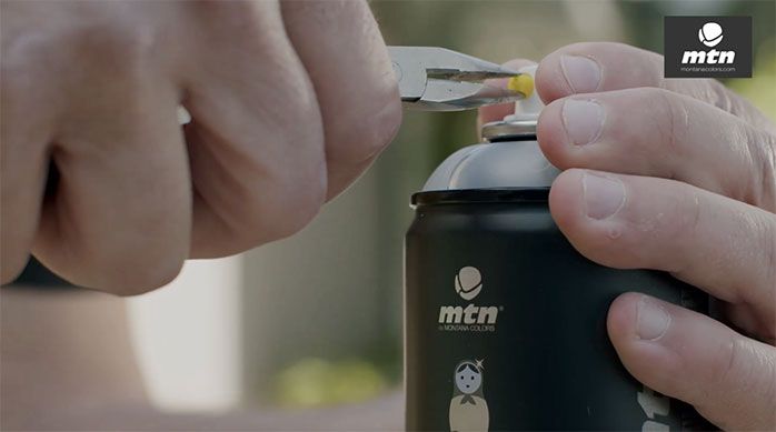 Una persona regula el difusor del spray con un alicate