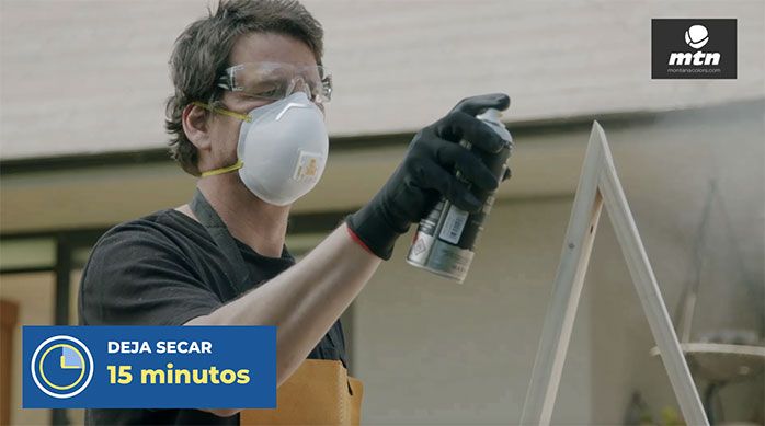 Una persona aplica el barniz en spray de la marca Montana Colors en el pino de Navidad