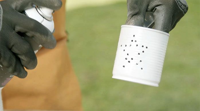 Una persona aplica primer en spray en la lata de conserva