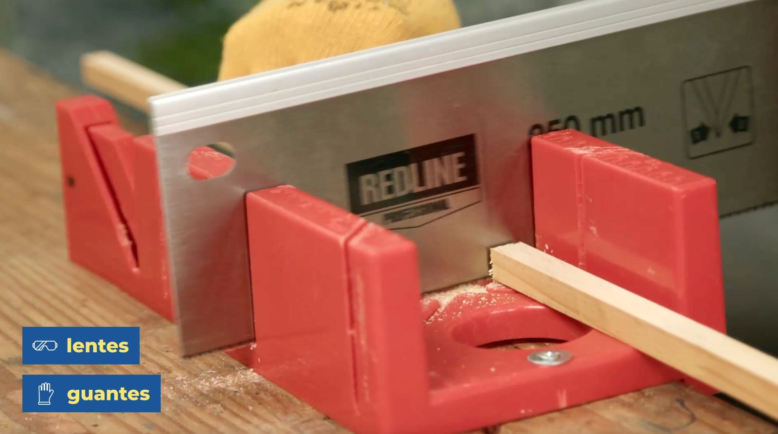 Uso de la caja de ingletes para cortar con serrucho los junquillos