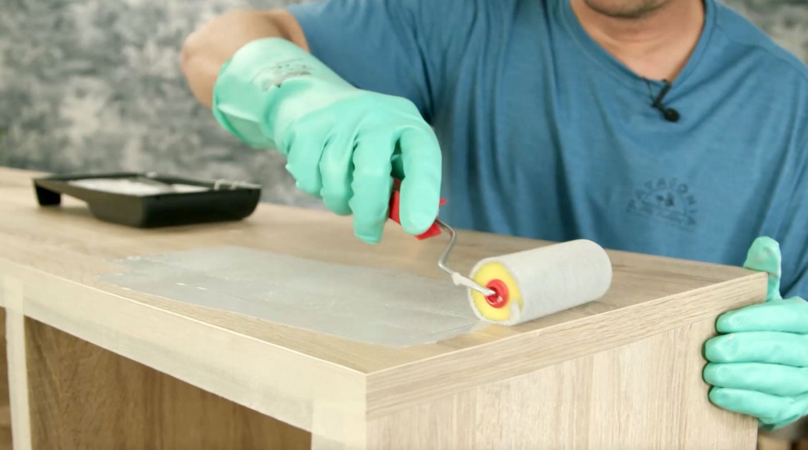 Aplicación de primer en mueble para la tv