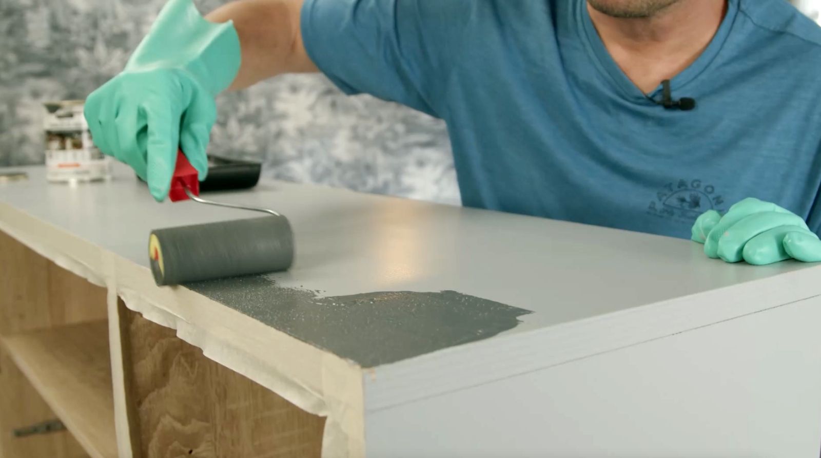 Aplicación de esmalte al agua en mueble para la tv