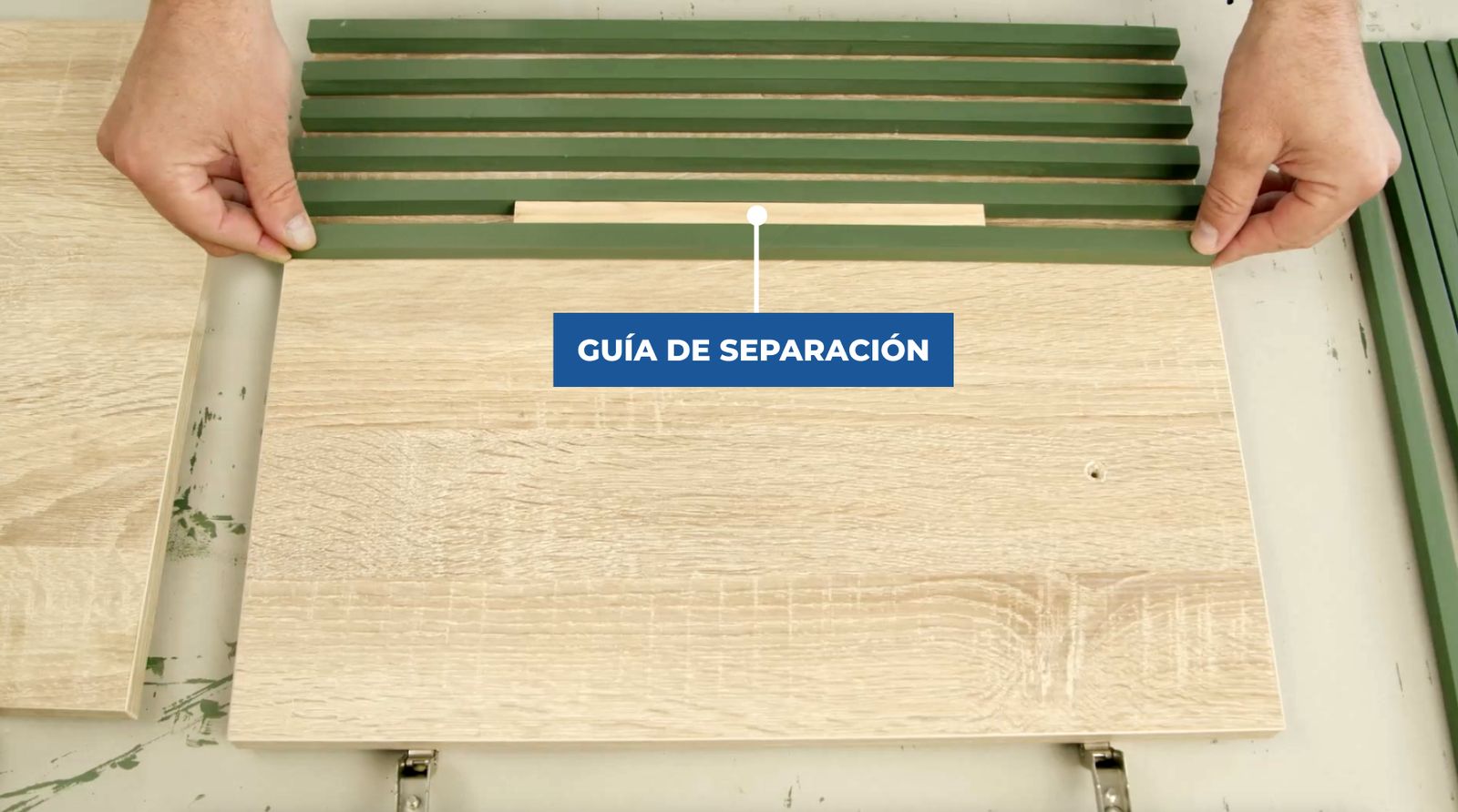Pegado de junquillos en puertas del mueble para la tv