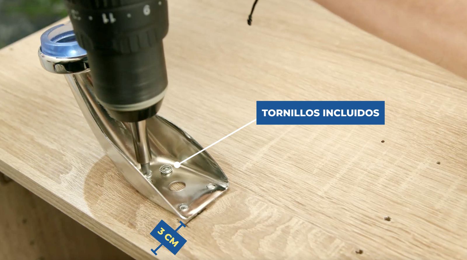 Instalación de patas en mueble para la tv