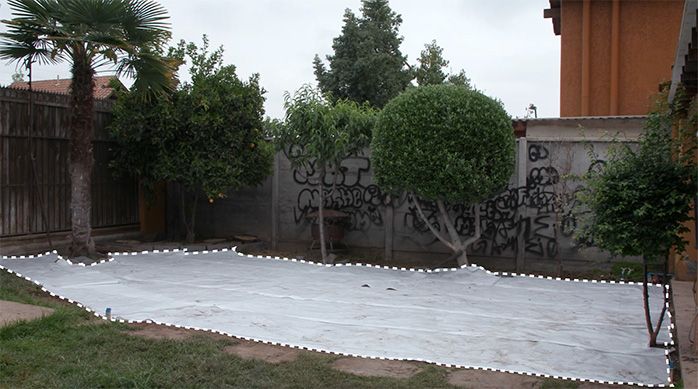 Terreno para el jardín de piedras cubierto por malla blanca geo textil anti maleza