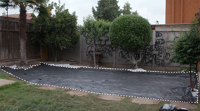 Terreno para el jardín de piedras cubierto con una doble capa de telas anti maleza