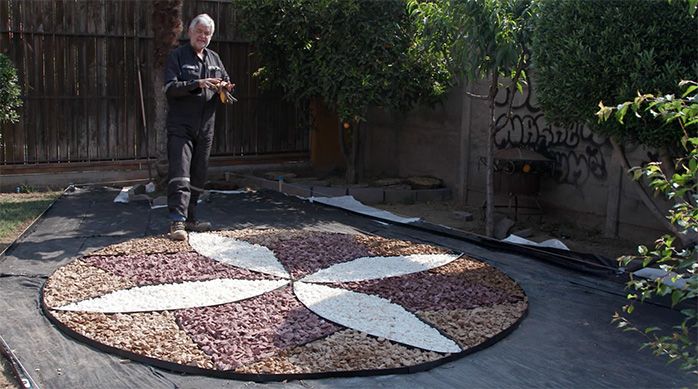 Flor del jardín con piedras terminada