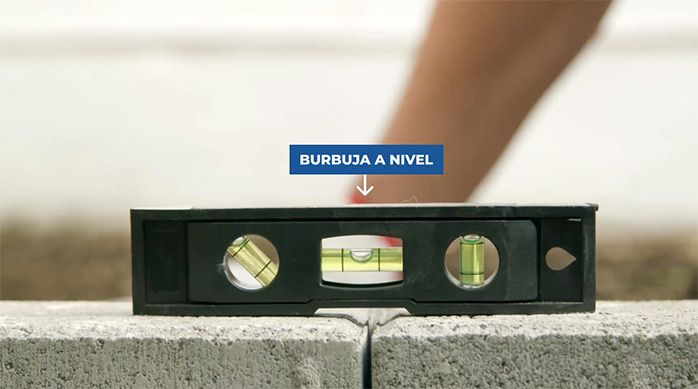 Se ve un nivel de burbuja sobre los adoquines