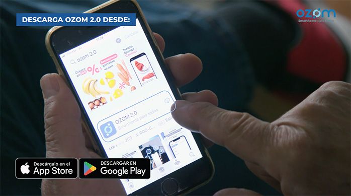 Una persona apunta con su desde su smartphone en donde se aprecia la aplicación Ozom 2.0